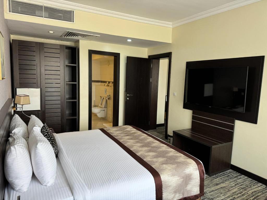 Golden Tulip Ibadan Hotel ภายนอก รูปภาพ
