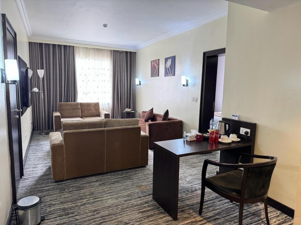 Golden Tulip Ibadan Hotel ภายนอก รูปภาพ