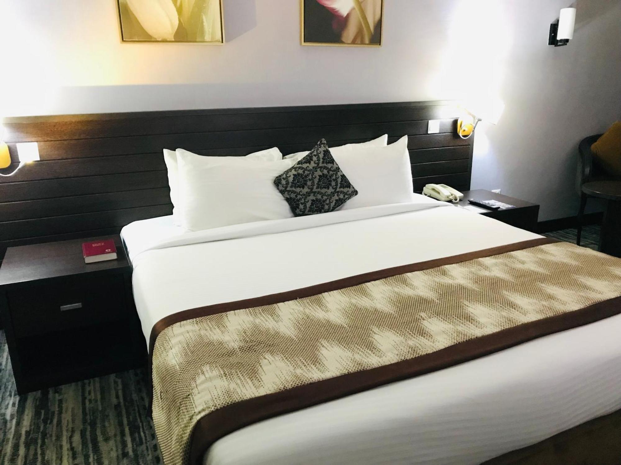 Golden Tulip Ibadan Hotel ภายนอก รูปภาพ