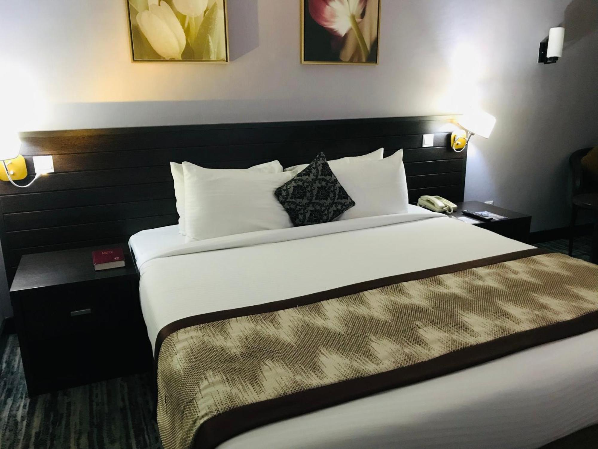 Golden Tulip Ibadan Hotel ภายนอก รูปภาพ