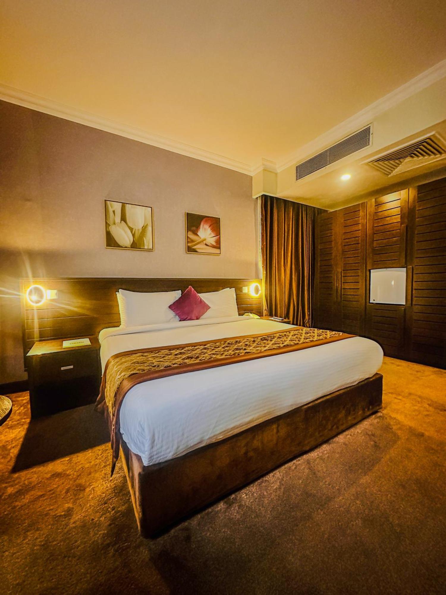 Golden Tulip Ibadan Hotel ภายนอก รูปภาพ